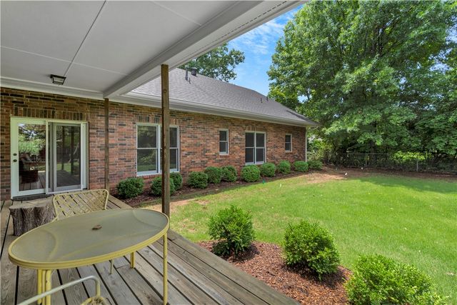1141 E Ridgeway Drive, Fayetteville, AR 72701