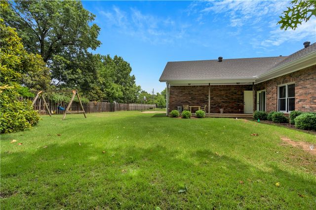 1141 E Ridgeway Drive, Fayetteville, AR 72701