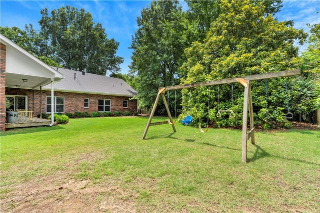 1141 E Ridgeway Drive, Fayetteville, AR 72701