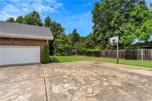 1141 E Ridgeway Drive, Fayetteville, AR 72701
