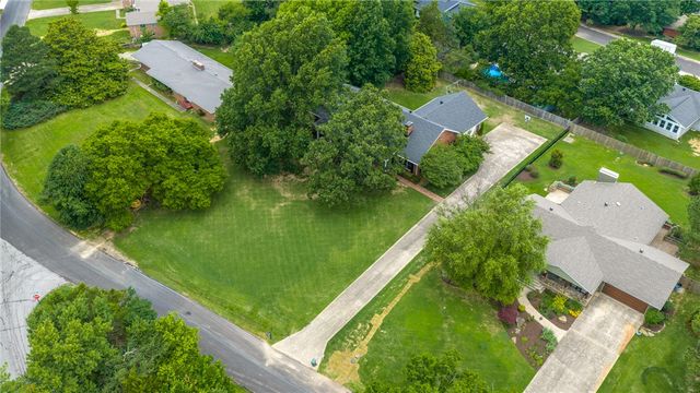 1141 E Ridgeway Drive, Fayetteville, AR 72701