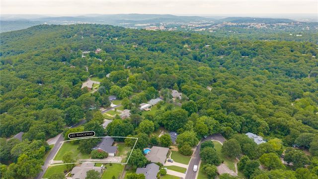 1141 E Ridgeway Drive, Fayetteville, AR 72701