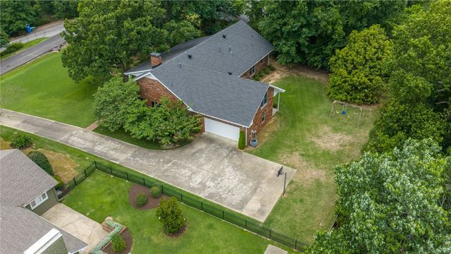 1141 E Ridgeway Drive, Fayetteville, AR 72701