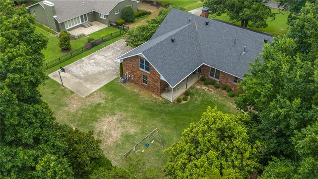 1141 E Ridgeway Drive, Fayetteville, AR 72701