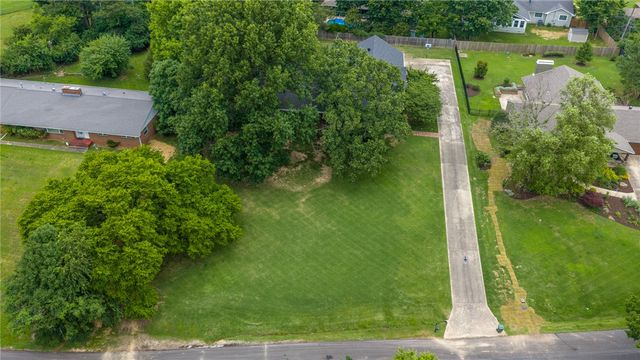 1141 E Ridgeway Drive, Fayetteville, AR 72701