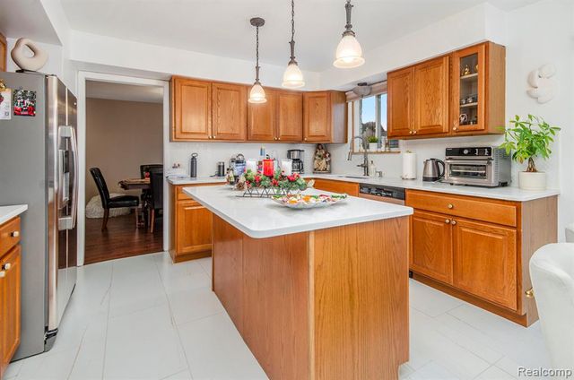 22180 Ivanhoe Lane, Southfield, MI 48034