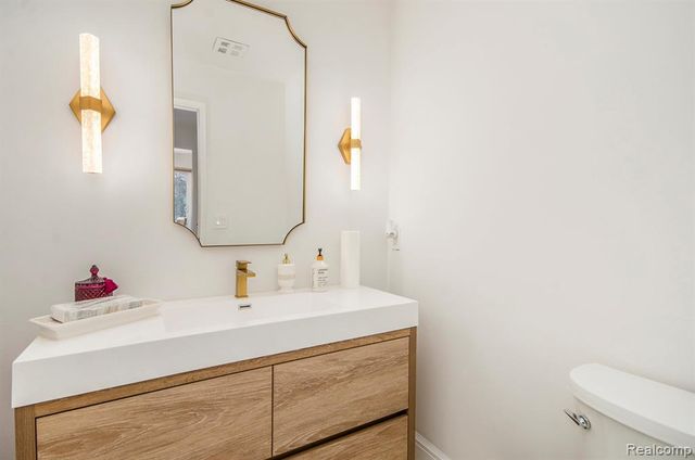 22180 Ivanhoe Lane, Southfield, MI 48034