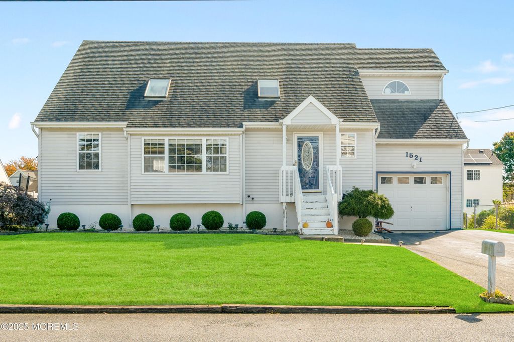 1521 Neptune Avenue, Beachwood, NJ 08722