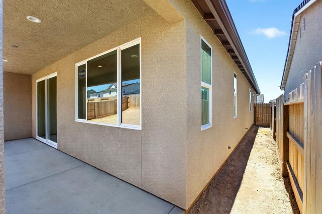 1193 Magnolia Court W, Madera, CA 93636