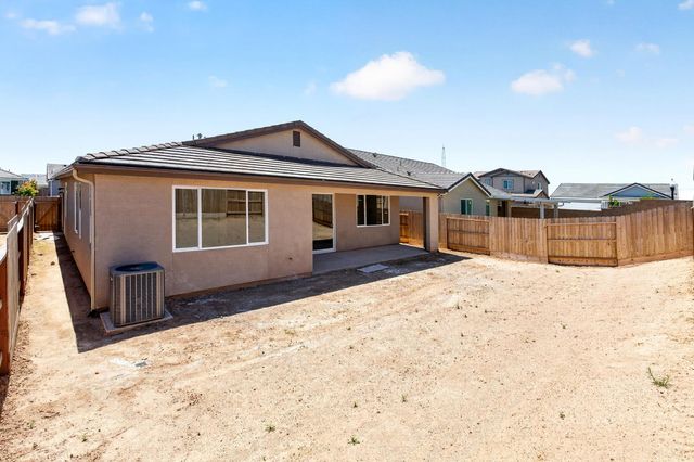 1193 Magnolia Court W, Madera, CA 93636