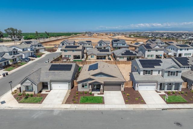 1193 Magnolia Court W, Madera, CA 93636