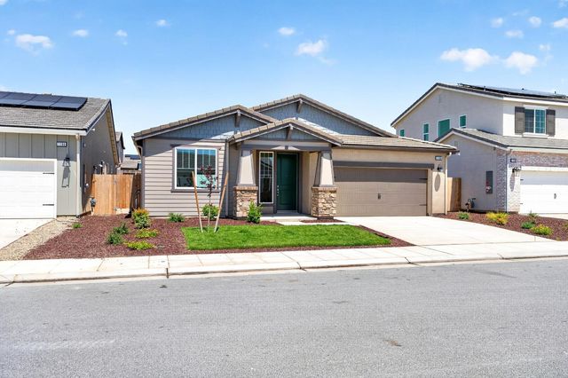 1193 Magnolia Court W, Madera, CA 93636
