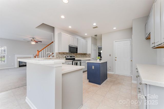 8611 Sabella Lane, Charlotte, NC 28216