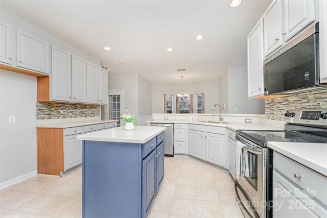 8611 Sabella Lane, Charlotte, NC 28216