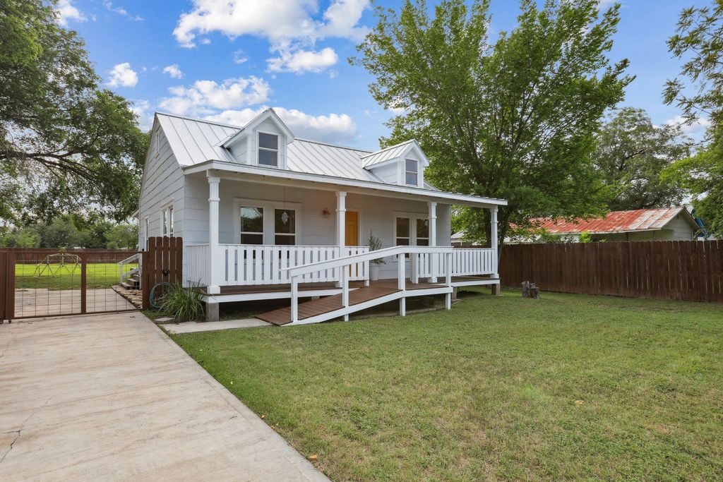 1916 Pecan ST, Bastrop, TX 78602