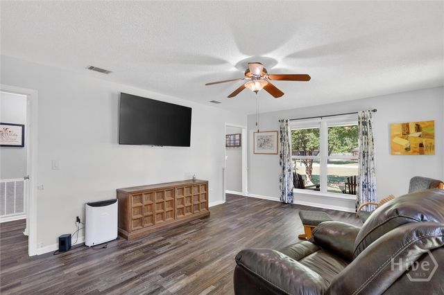 8 Douglas Court, Bloomingdale, GA 31302