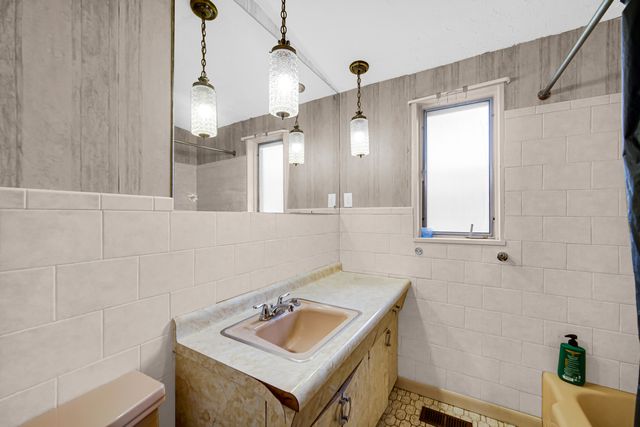 714 W Pleasant Street, Villa Park, IL 60181