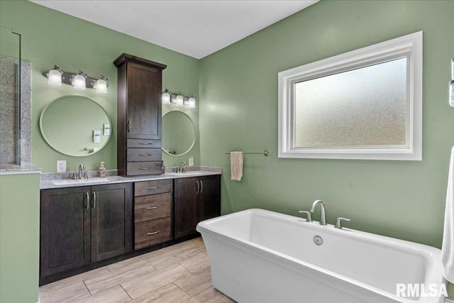 409 SOMMERSET Drive, Chatham, IL 62629