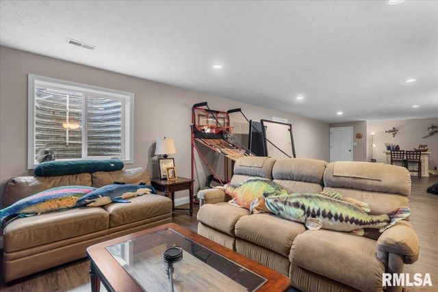 409 SOMMERSET Drive, Chatham, IL 62629