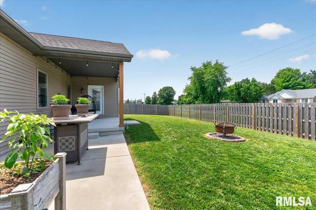 409 SOMMERSET Drive, Chatham, IL 62629