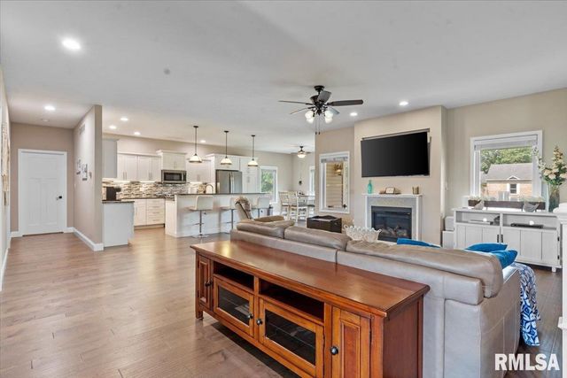 409 SOMMERSET Drive, Chatham, IL 62629