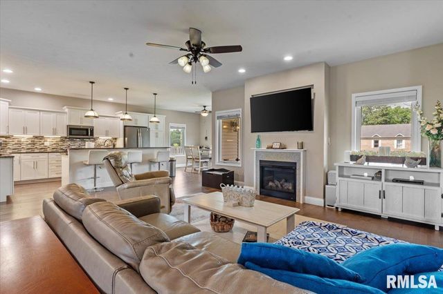 409 SOMMERSET Drive, Chatham, IL 62629