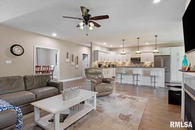 409 SOMMERSET Drive, Chatham, IL 62629