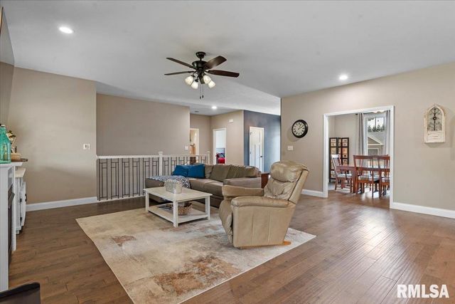 409 SOMMERSET Drive, Chatham, IL 62629