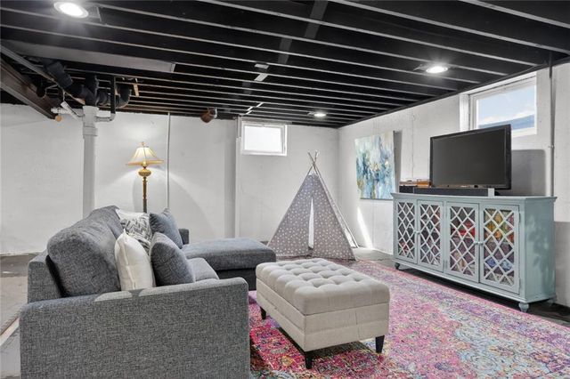 8309 Travis Lane, Overland Park, KS 66212