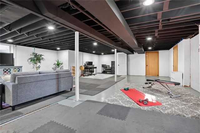 8309 Travis Lane, Overland Park, KS 66212