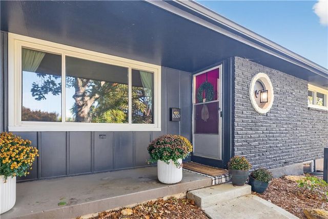 8309 Travis Lane, Overland Park, KS 66212