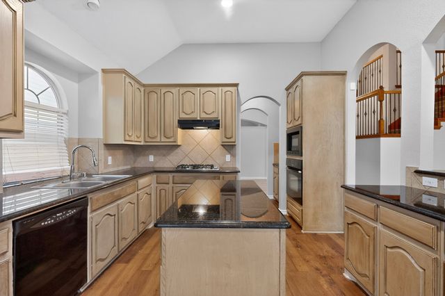 217 Gatehouse Drive, Red Oak, TX 75154