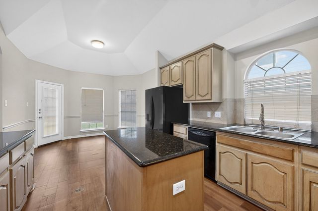 217 Gatehouse Drive, Red Oak, TX 75154