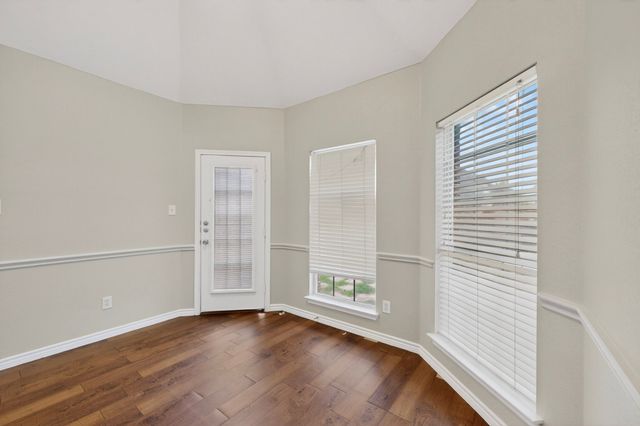 217 Gatehouse Drive, Red Oak, TX 75154