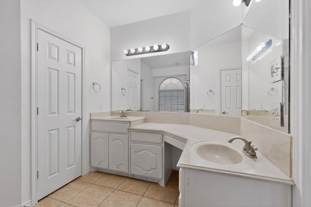 217 Gatehouse Drive, Red Oak, TX 75154