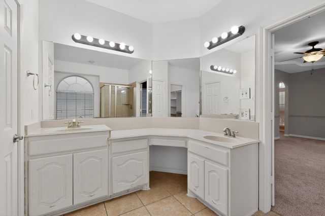 217 Gatehouse Drive, Red Oak, TX 75154