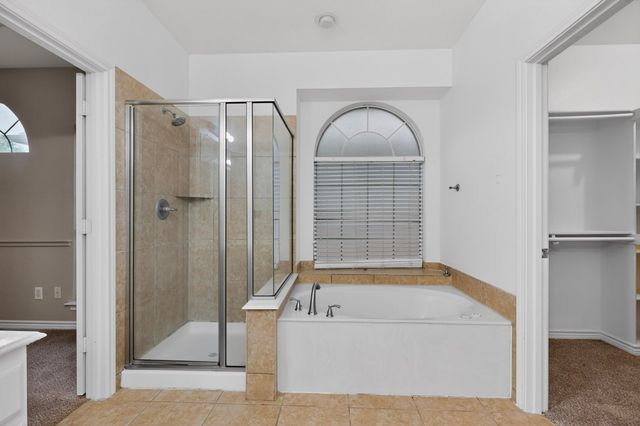 217 Gatehouse Drive, Red Oak, TX 75154
