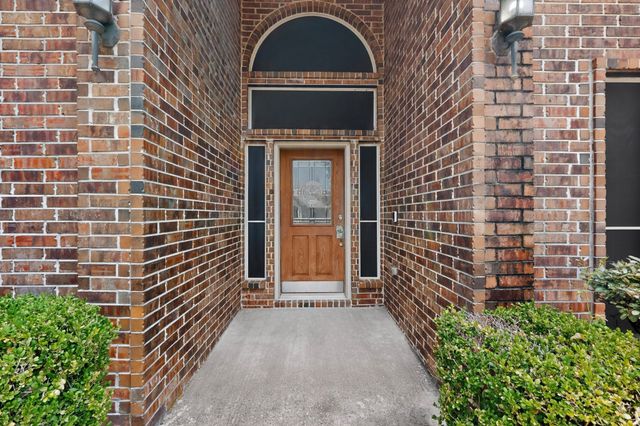 217 Gatehouse Drive, Red Oak, TX 75154