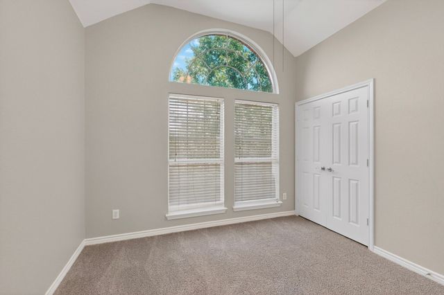 217 Gatehouse Drive, Red Oak, TX 75154
