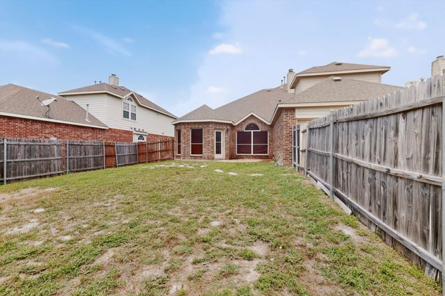 217 Gatehouse Drive, Red Oak, TX 75154