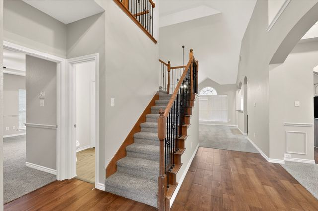 217 Gatehouse Drive, Red Oak, TX 75154