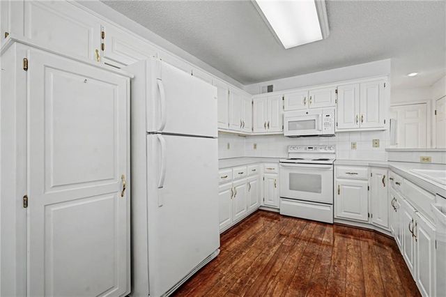 6817 W 156th Terrace, Overland Park, KS 66223