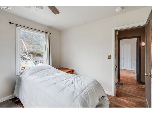 12413 Se MILL St, Portland, OR 97233