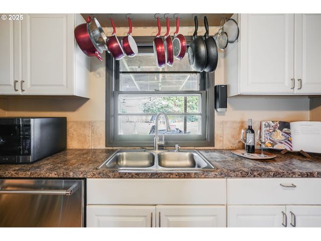 12413 Se MILL St, Portland, OR 97233