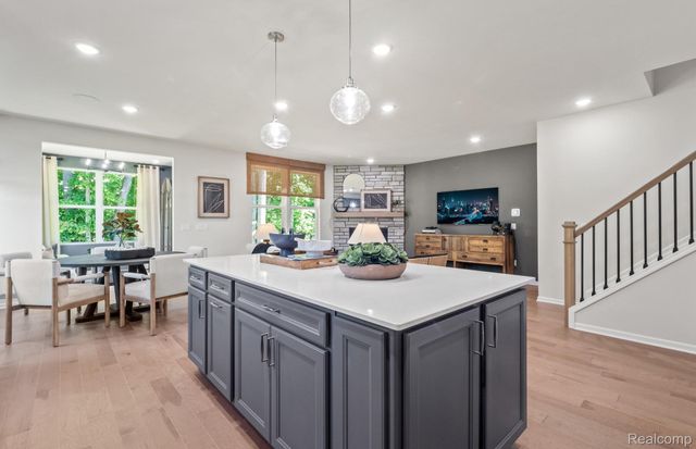 55913 Oak Pointe Drive, Shelby Charter Township, MI 48315