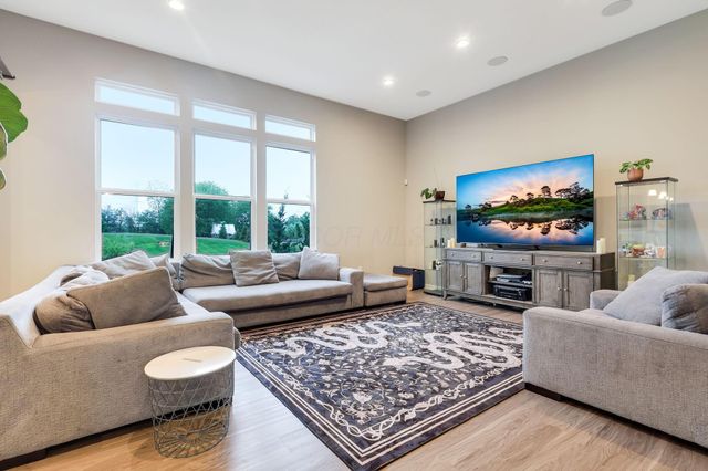 5203 Meadowsview Lane, Hilliard, OH 43026