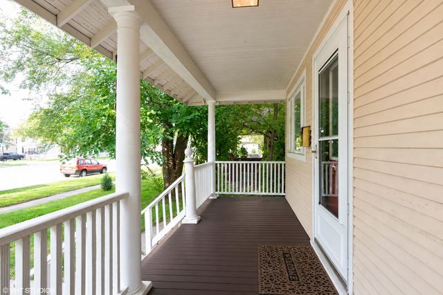 656 Bluff City Boulevard, Elgin, IL 60120