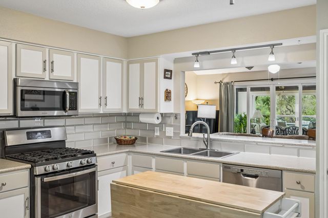 300 Bluff RD, Spicewood, TX 78669