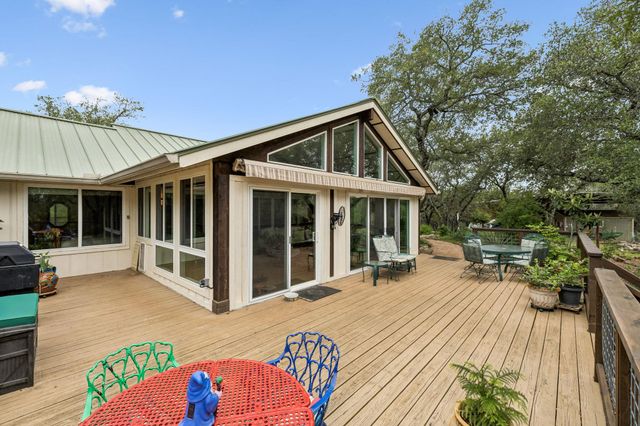 300 Bluff RD, Spicewood, TX 78669