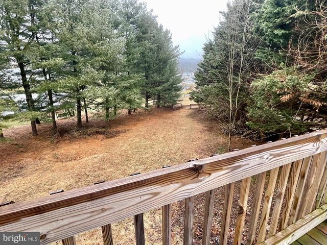 225 BRAGG CIR, Hanover, PA 17331